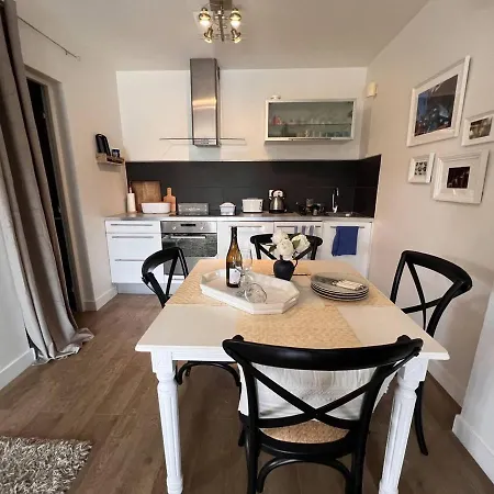 Renove Avec Jardin A 1.2km De La De Gigaro, - Fr-1-726-23 Daire *