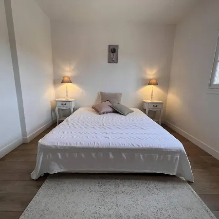 Renove Avec Jardin A 1.2km De La De Gigaro, - Fr-1-726-23 Daire *